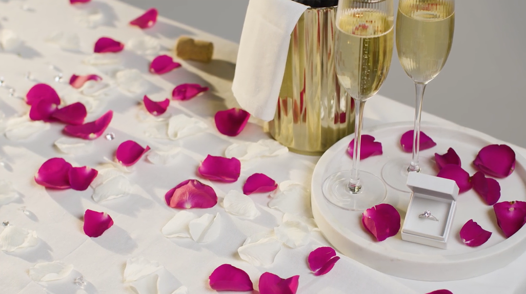 Tavola con petali fucsia