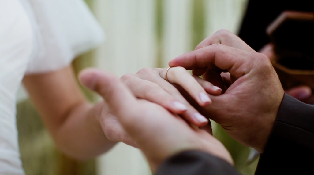 sposo infila anello all'anulare della sposa
