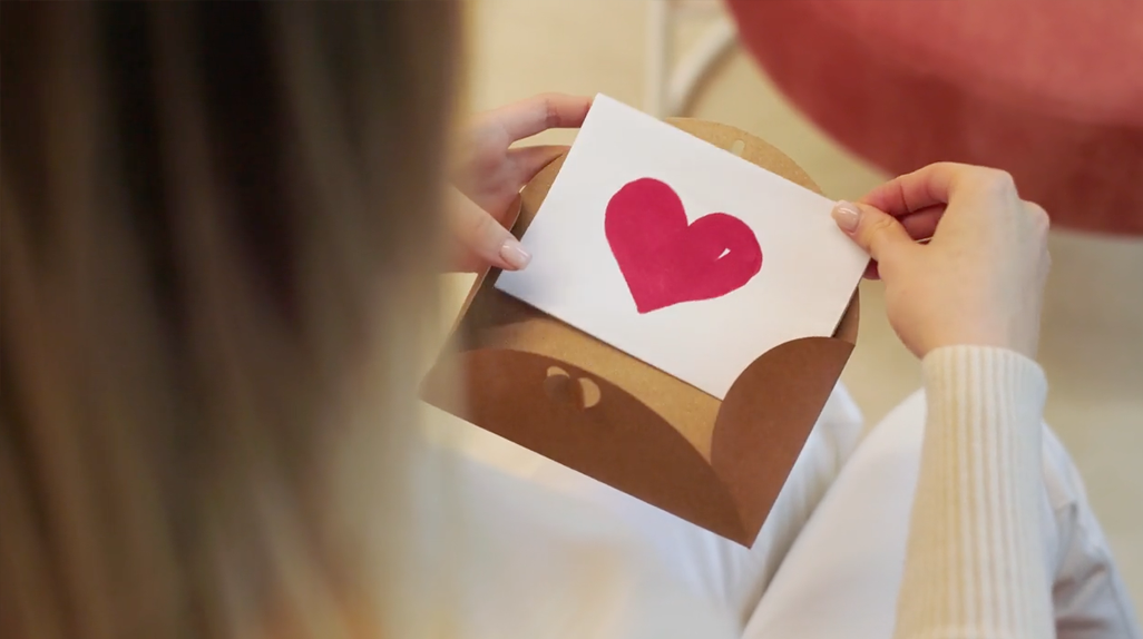 Ragazza apre la lettera e spunta un cuore