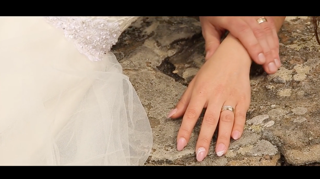 La mano dello sposo si poggia su quella della sposa